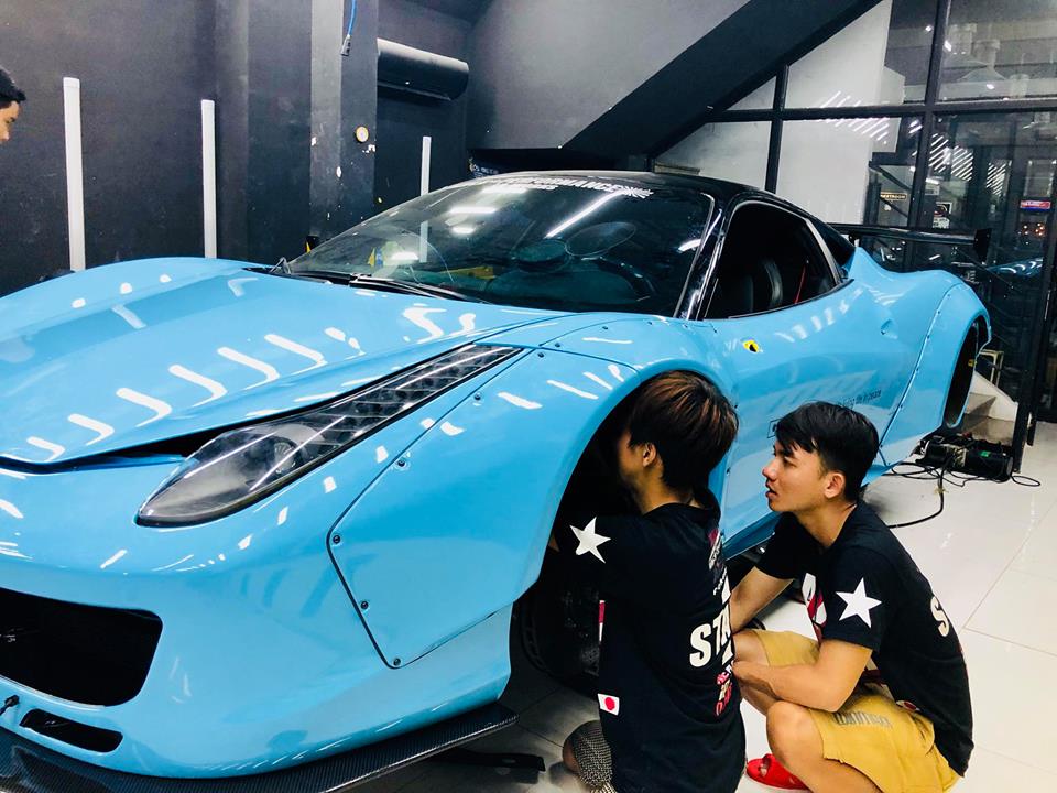 Bộ áo của siêu xe này theo phương pháp dán đề-can.