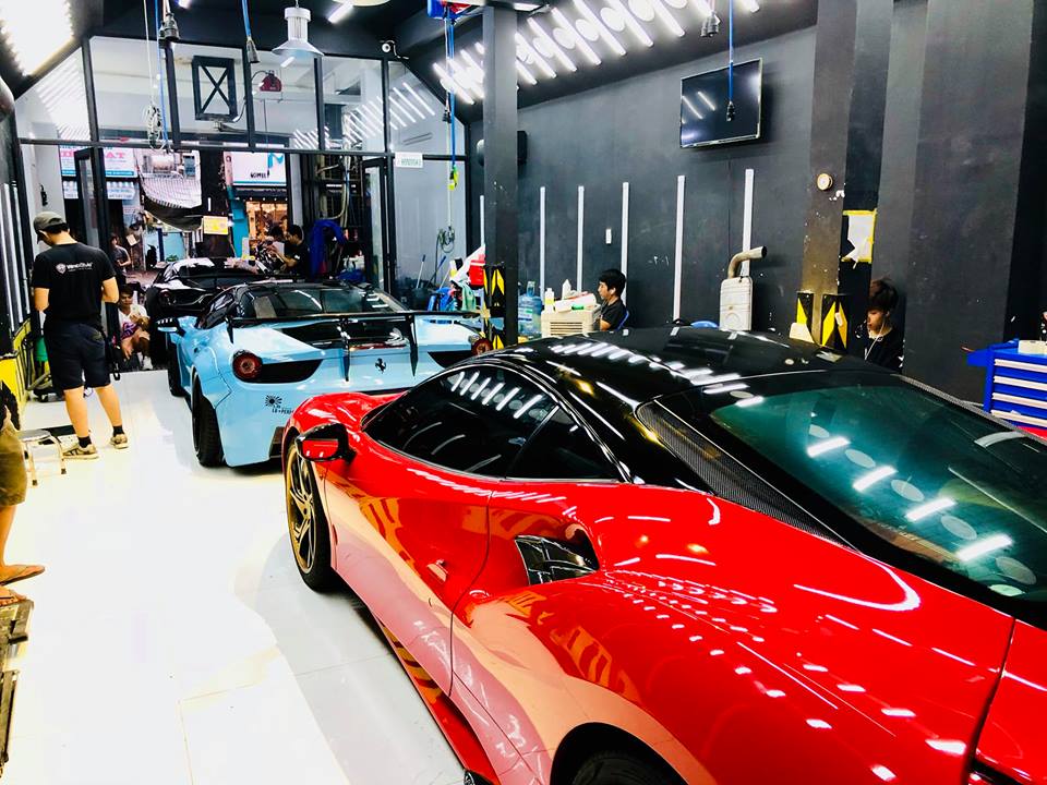 3 chiếc Ferrari với 3 màu sắc khác nhau.