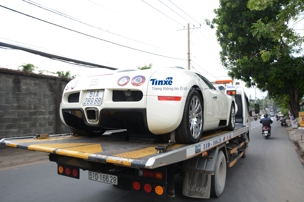 Ông hoàng tốc độ Bugatti Veyron chỉ mất thời gian 2,5 giây để tăng tốc lên 100 km/h từ vị trí xuất phát trước khi đạt vận tốc tối đa 407 km/h Ông hoàng tốc độ Bugatti Veyron chỉ mất thời gian 2,5 giây để tăng tốc lên 100 km/h từ vị trí xuất phát trước khi đạt vận tốc tối đa 407 km/h