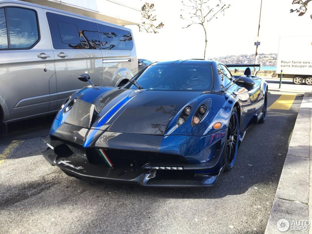 Pagani Huayra BC Macchina Volante của Kris Singh có bộ áo màu xanh carbon đẹp mắt, đi kèm còn có các chi tiết bằng sợi carbon bóng tạo nên vẻ đẹp sexy cho mẫu siêu xe hàng hiếm này. Pagani Huayra BC Macchina Volante của Kris Singh có bộ áo màu xanh carbon đẹp mắt, đi kèm còn có các chi tiết bằng sợi carbon bóng tạo nên vẻ đẹp sexy cho mẫu siêu xe hàng hiếm này.