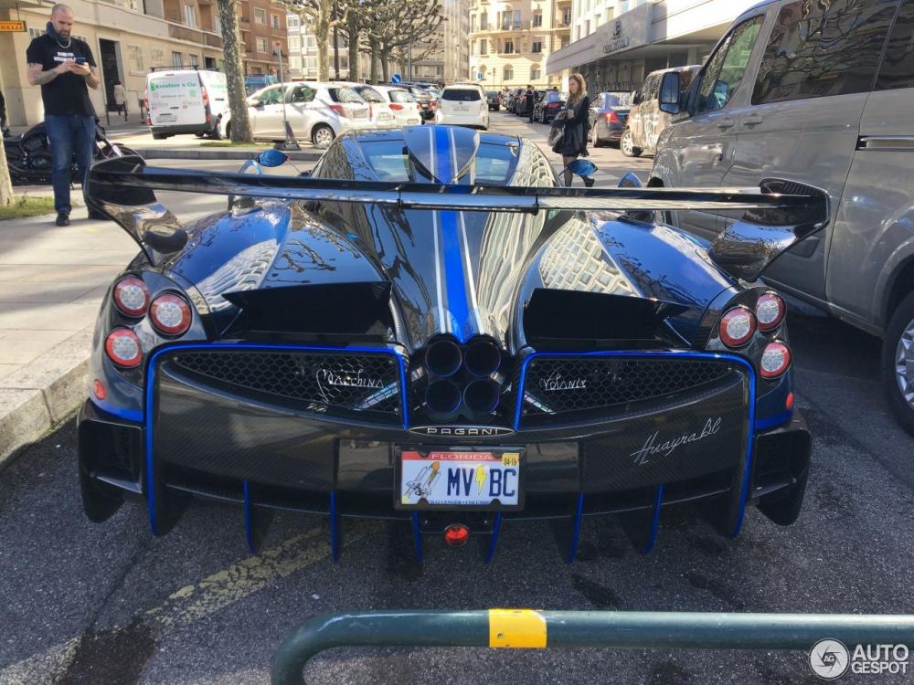 Vòng ra phía đuôi xe, Pagani Huayra BC của Kris Singh có dòng chữ Macchina Volante được gắn trên lưới tản nhiệt giúp nhiều người mê xe nhận diện đây là cực phẩm của đại gia người Mỹ. Vòng ra phía đuôi xe, Pagani Huayra BC của Kris Singh có dòng chữ Macchina Volante được gắn trên lưới tản nhiệt giúp nhiều người mê xe nhận diện đây là cực phẩm của đại gia người Mỹ.