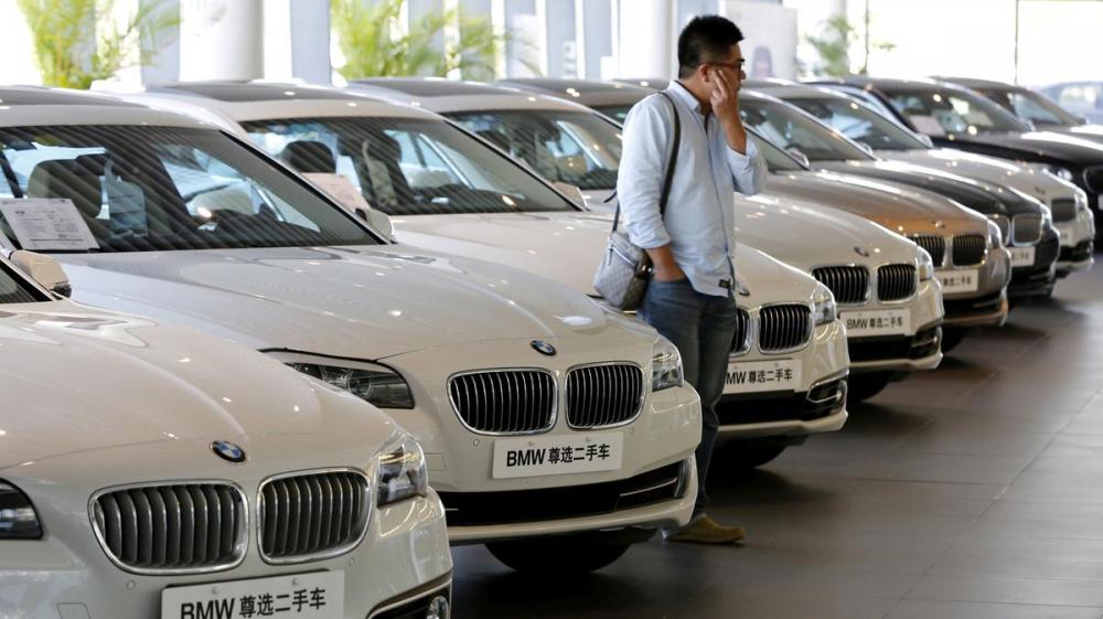 Một người đàn ông tại đại lý BMW ở Trung Quốc Một người đàn ông tại đại lý BMW ở Trung Quốc