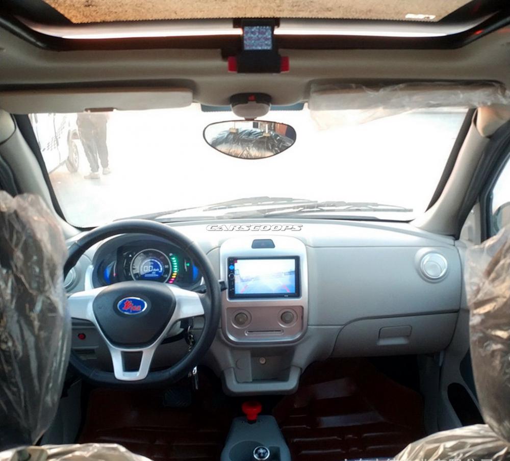 Nội thất xe sơ sài với một màn hình cảm ứng trên mặt táp lô và bảng tín hiệu kỹ thuật số