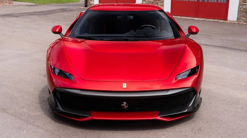 Cận cảnh đầu xe của Ferrari SP38 với cụm đèn pha nhỏ nằm ngang