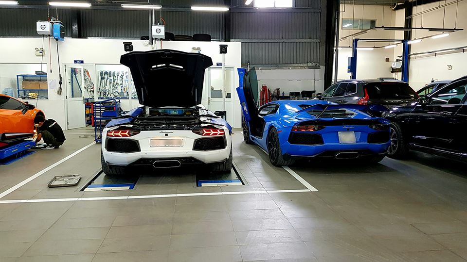 Cặp đôi Aventador LP700-4 Coupe khoe dáng cùng nhau. 2 siêu bò này được chủ nhân trang bị cánh lướt gió độ bằng sợi carbon khá hầm hố. Cặp đôi Aventador LP700-4 Coupe khoe dáng cùng nhau. 2 siêu bò này được chủ nhân trang bị cánh lướt gió độ bằng sợi carbon khá hầm hố.