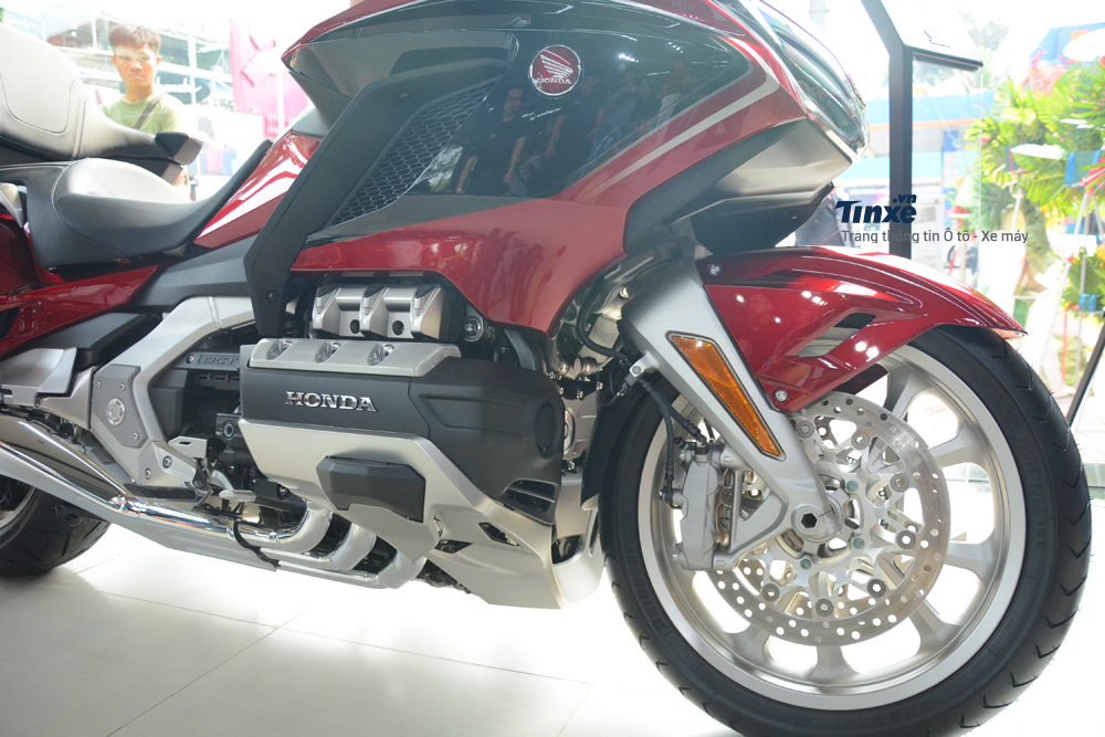 Honda Gold Wing 2018 có hệ thống treo an toàn nhất trong các dòng mô tô, phuộc trước của xe là loại wishbone và phuộc sau lò xo trụ đơn liên kết với Pro-Link