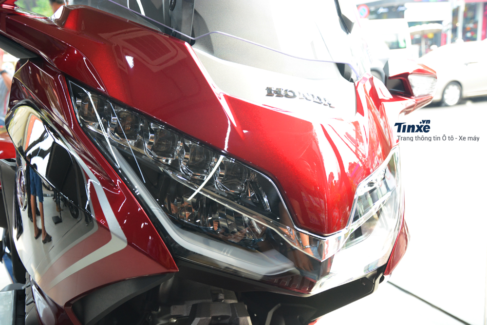 Ở đời 2018, ông vua đường trường Honda Gold Wing 2018 được trang bị đèn pha LED giúp cho xe chiếu sáng tốt hơn. Dải đèn LED chiếu sáng ban ngày cũng được tích hợp bên trong đôi mất của Honda Gold Wing 2018.