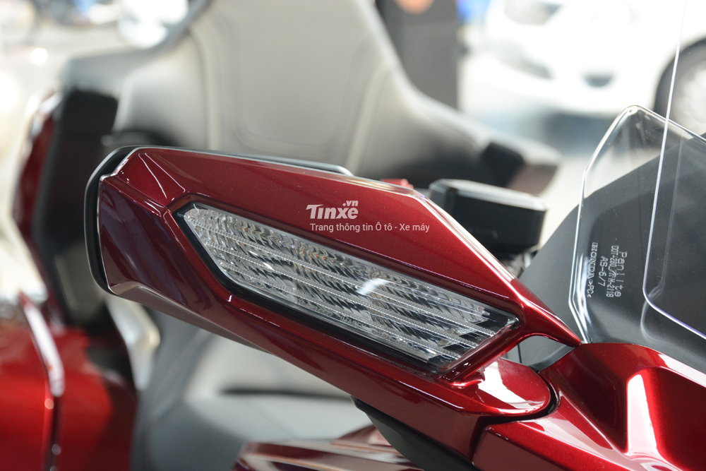 Ngoài đèn pha, đèn xi-nhan của Honda Gold Wing 2018 cũng sử dụng bóng LED. Chi tiết này làm tăng vẻ đẹp cho ông vua đường trường.