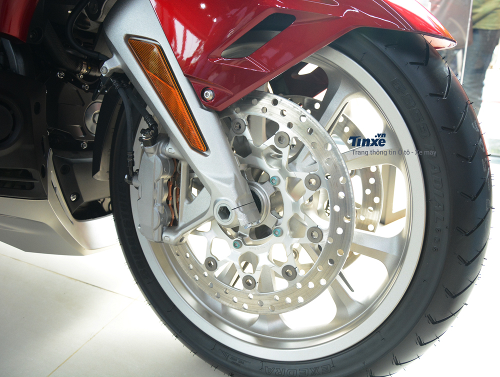Honda mang đến cho ông vua đường trường Gold Wing 2018 cặp thắng đĩa trước có đường kính 320 mm và đĩa sau dạng đơn có đường kính 316 mm. Hệ thống chống bó cứng phanh ABS là trang bị tiêu chuẩn trên Gold Wing 2018.