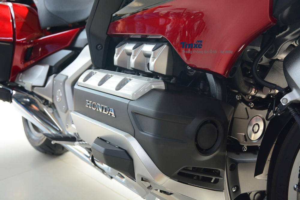Cụ thể, trái tim của Honda Gold Wing 2018 là khối động cơ 6 xy-lanh phẳng 4 van, dung tích 1.833 phân khối, nhẹ hơn 6,2 kg so với thế hệ trước. Động cơ này sản sinh công suất tối đa 124 mã lực tại vòng tua máy 5.500 vòng/phút và mô-men xoắn cực đại 170 Nm tại vòng tua máy 4.500 vòng/phút.