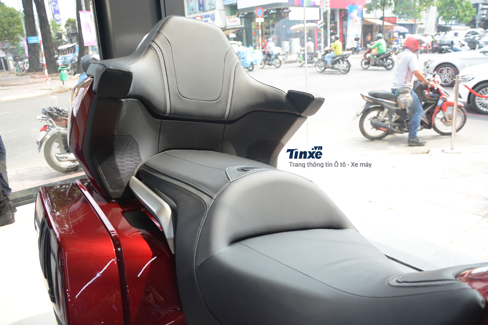 Vì thiết kế dành cho các cung đường dài nên ghế ngồi trên Honda Gold Wing 2018 còn có tính năng sưởi, ghế phía sau còn được trang bị thêm tựa lưng khá lý tưởng cho các hành trình dài.