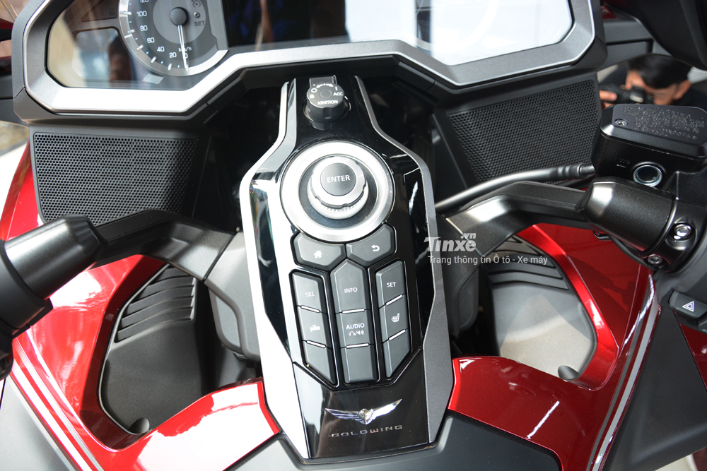 Ở phía dưới, Honda GoldWing 2018 có bảng điều khiển trung tâm bao gồm khoá xe, phím điều khiển hướng các thông số trên màn hình, các nút bấm có chức năng sưởi, âm thanh, nút trở lại và các chức năng khác.