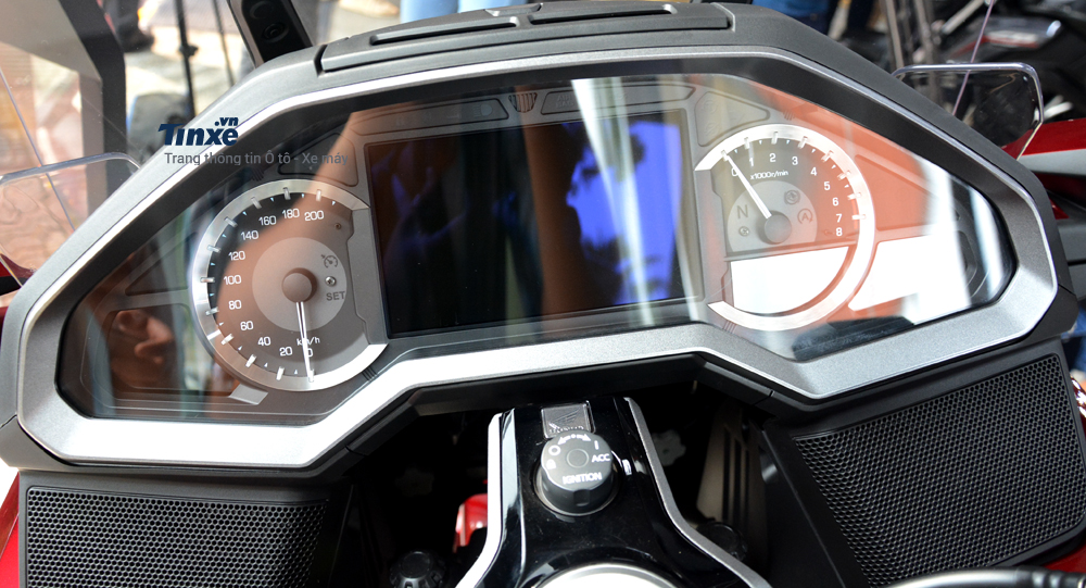 Màn hình của xe là loại LCD TFT 7 inch hiển thị thông tin giải trí và định vị. Ngoài ra, màn hình này cũng hỗ trợ ứng dụng Apple CarPlay để giúp chủ nhân có thể dễ dàng kết nối điện thoại iPhone với xe.