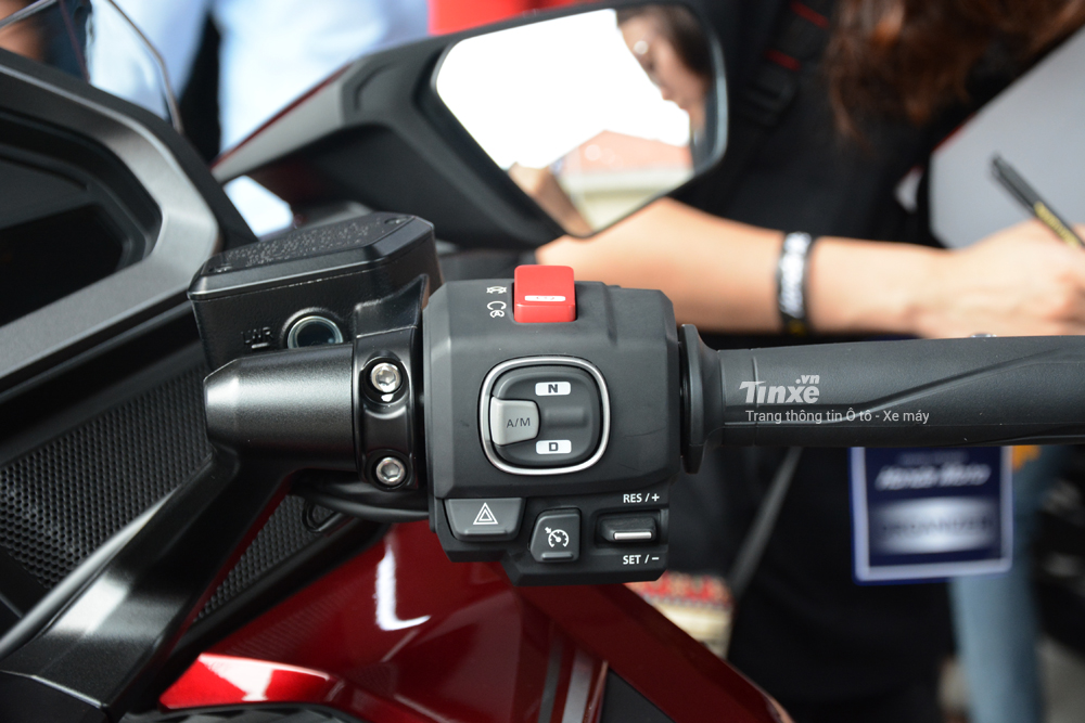 Chưa dừng lại đó, động cơ của Honda Gold Wing 2018 còn được tích hợp thêm hệ thống điều khiển bướm ga ride-by-wire với 4 chế độ lái là Tour, Sport, Econ và Rain.