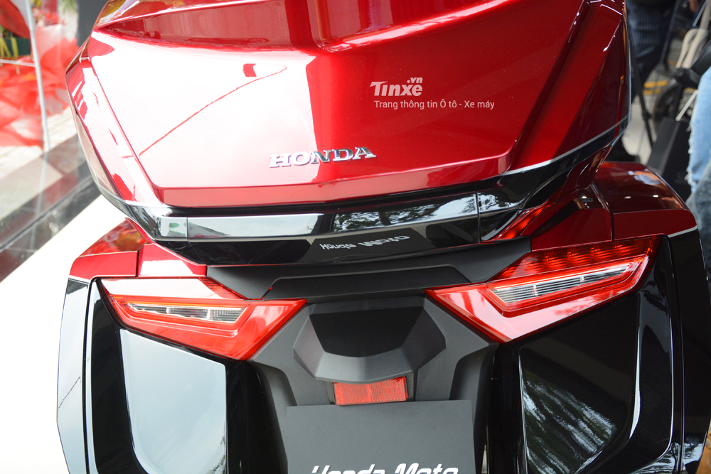 Cụm đèn hậu và xi-nhan phía sau đều sử dụng công nghệ LED.