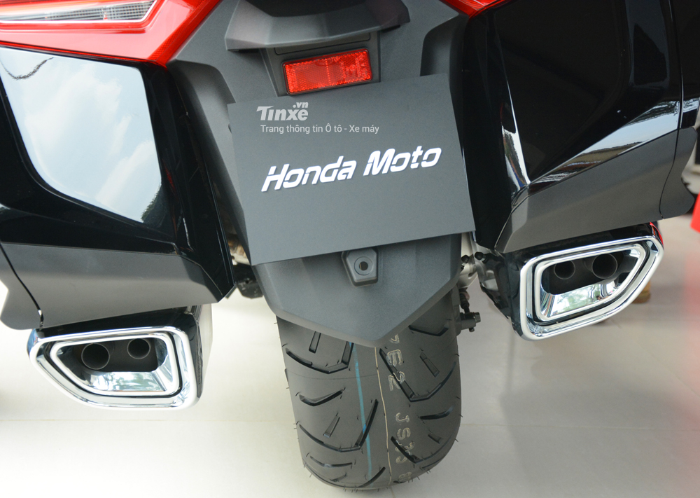 Cặp ống xả đút dưới gầm thùng đựng đồ. Honda Gold Wing 2018 được trang bị mâm 18 inch cho bánh trước đi kèm là lốp có kích thước 130/70 và mâm sau là 16 inch với lốp 200/55.