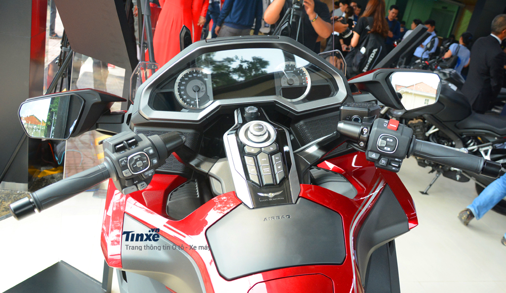 Cận cảnh buồng lái của Honda Gold Wing 2018 có giá bán chính hãng 1,2 tỷ Đồng tại thị trường Việt Nam.