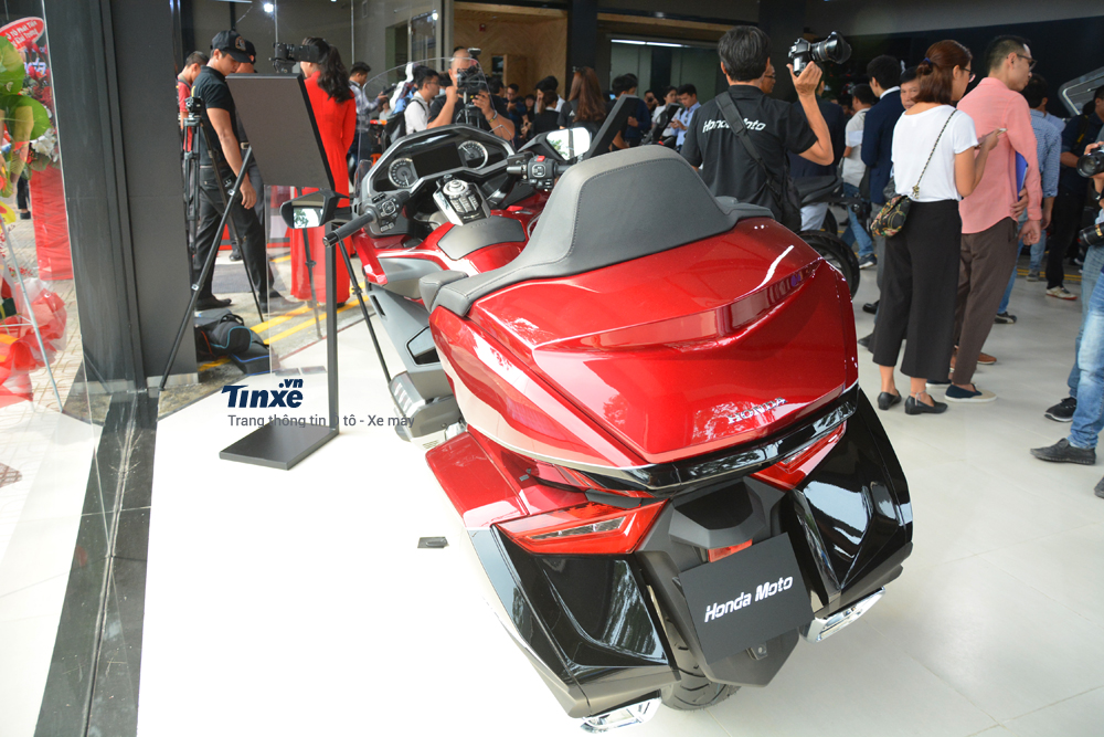 Dung tích bình xăng trên Honda Gold Wing 2018 là 21 lít. Mức tiêu hao nhiên liệu của xe là 5.6 lít/100 km.