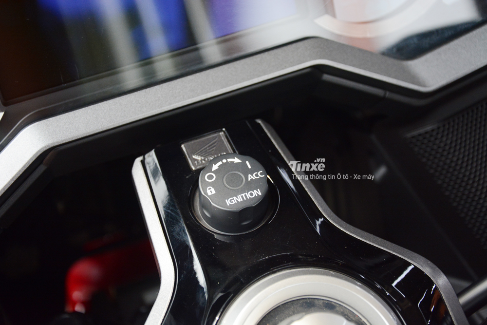 Honda Gold Wing 2018 còn được trang bị chìa khóa thông minh Smartkey, chế độ ga tự động Cruise Control, tay ga điện tử và còn có hệ thống âm thanh chất lượng cao.