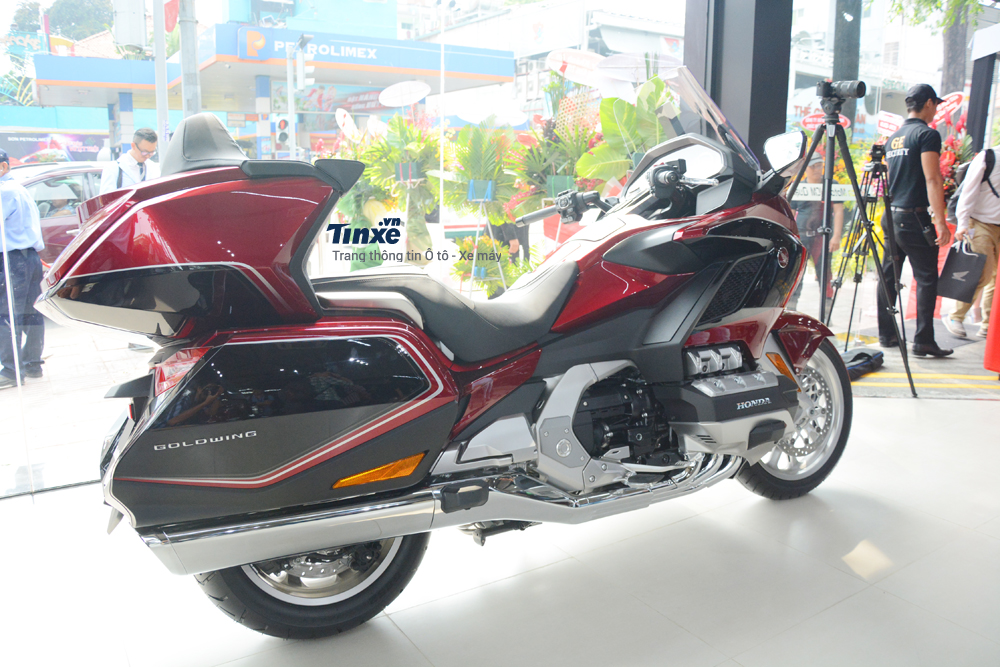 Chiều cao yên tính từ mặt đất của Honda Gold Wing 2018 là 745 mm, khoảng sáng gầm xe 130 mm
