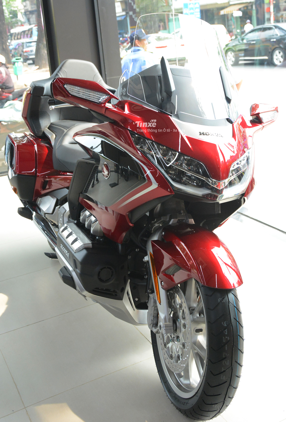 Trong 9 mẫu xe phân khối lớn Honda phân phối chính hãng tại thị trường Việt Nam, ấn tượng nhất phải kể đến ông vua đường trường Honda Gold Wing 2018 với mức giá bán 1,2 tỷ Đồng