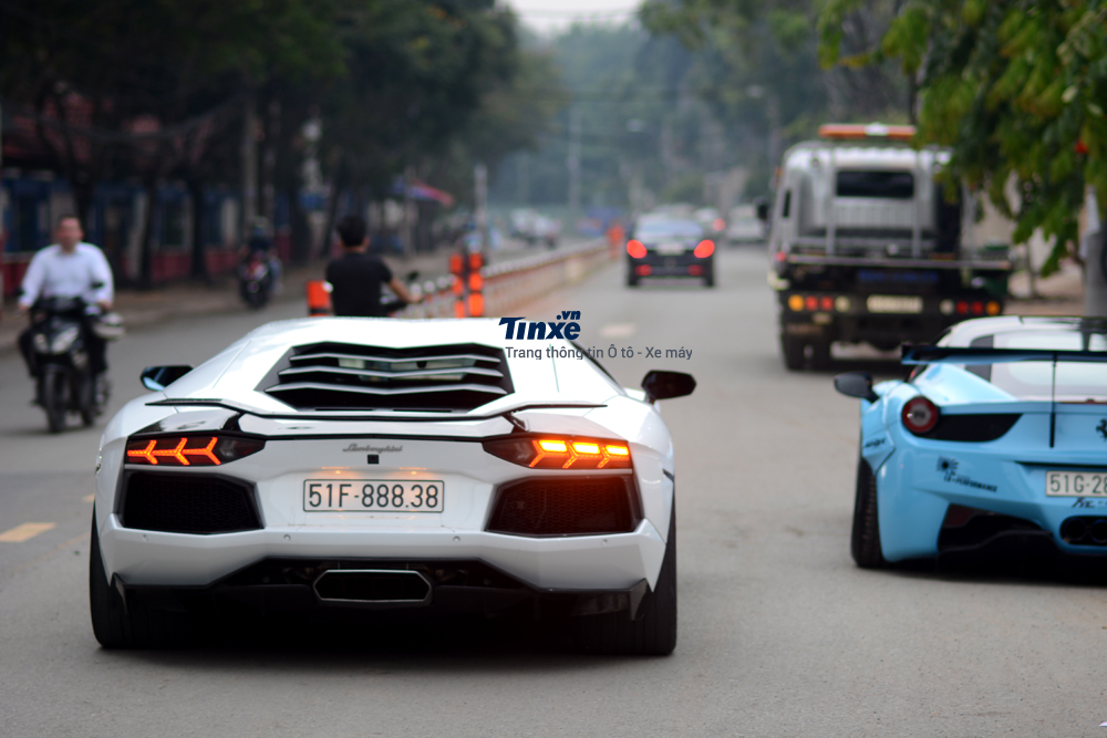 Ngoài chiếc Lamborghini Aventador màu trắng, chủ nhân siêu bò này còn sở hữu một chiếc Lamborghini khác là Huracan LP610-4 với gói độ body kit Hamann độc nhất Việt Nam.