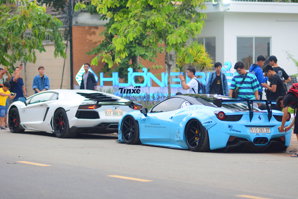 Lamborghini Aventador LP700-4 cùng Ferrari 458 Italia độ khủng khoe dáng trên đường.