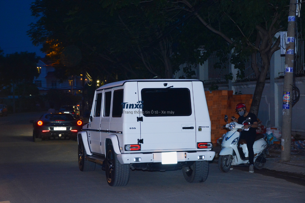 Tầm 18h19 phút, Ferrari 488 GTB màu xám của Cường Đô-la đi cùng với ông vua địa hình Mercedes-Benz G55 AMG màu trắng đến địa điểm tập kết.