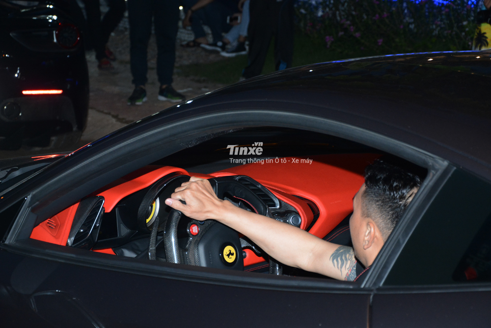 Tuy nhiên người ngồi sau vô lăng chiếc Ferrari 488 GTB này không phải doanh nhân phố núi Gia Lai. 