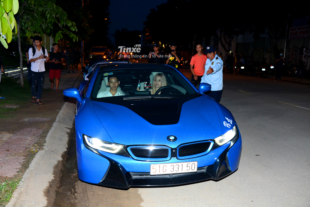 BMW i8 của một nữ doanh nhân trẻ tuổi cũng góp mặt vào sự kiện Car & Passion Tây Nguyên. Cô gái này cũng tham dự vào hành trình siêu xe đình đám diễn ra vào tháng 3/2018.