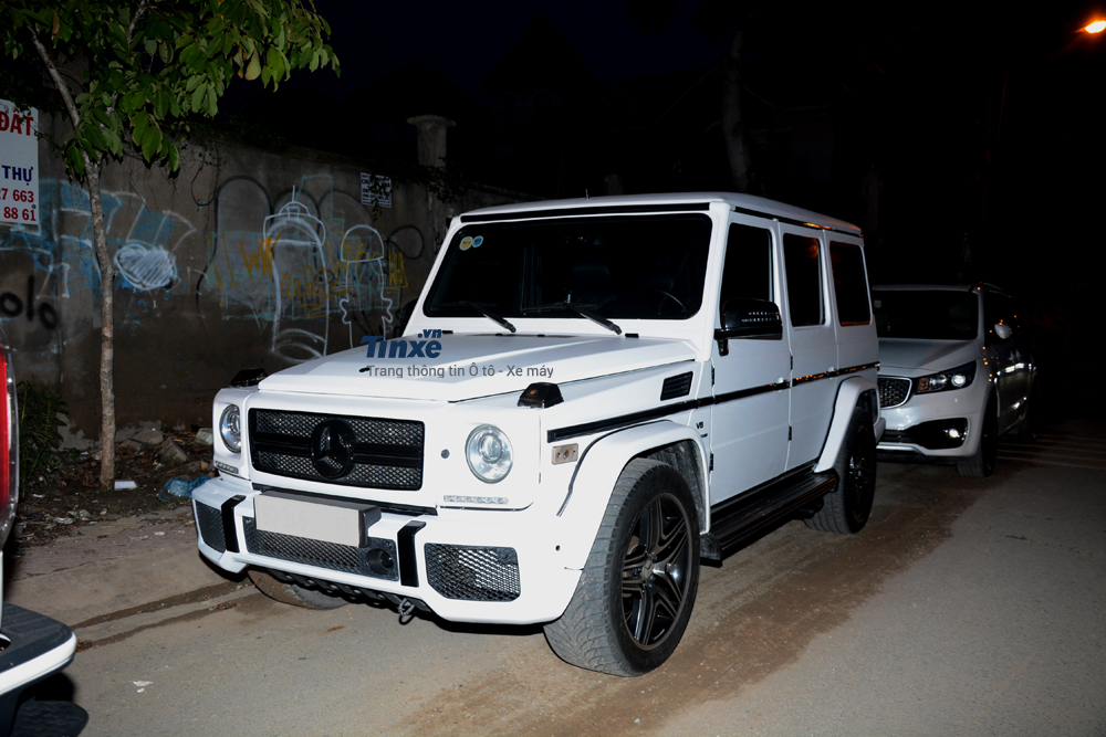 Chiếc Mercedes-Benz G55 AMG này từng thuộc sở hữu của Cường Đô-la. Chiếc SUV hạng sang đã được sơn lại màu trắng. Nguyên bản xe có màu sơn bạc.