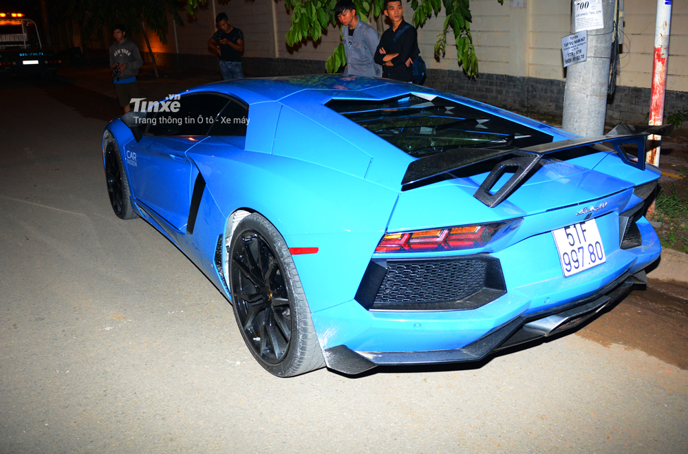 Tuy nhiên, để đáp lại hành trăm bạn trẻ đang đứng đợi, chủ nhân siêu xe Lamborghini Aventador liên tục nẹt pô để chào hỏi. Siêu bò này được chủ nhân thay pô độ của hãng Amytrix.