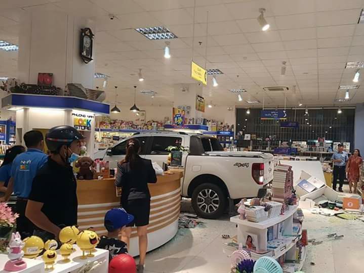 Chiếc Ford Ranger nằm giữa hiệu sách Chiếc Ford Ranger nằm giữa hiệu sách