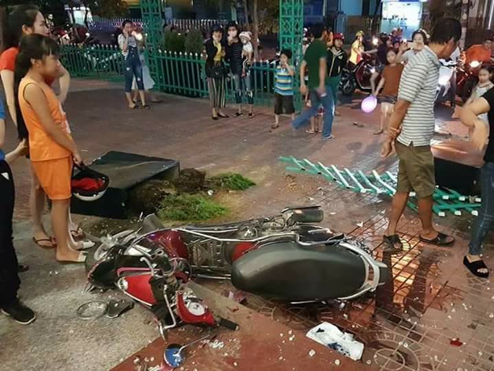 Chiếc xe máy bị Ford Ranger cán qua Chiếc xe máy bị Ford Ranger cán qua