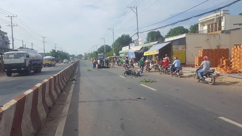 Hiện trường vụ tai nạn giữa xe máy và mô tô Kawasaki Ninja ZX-10R