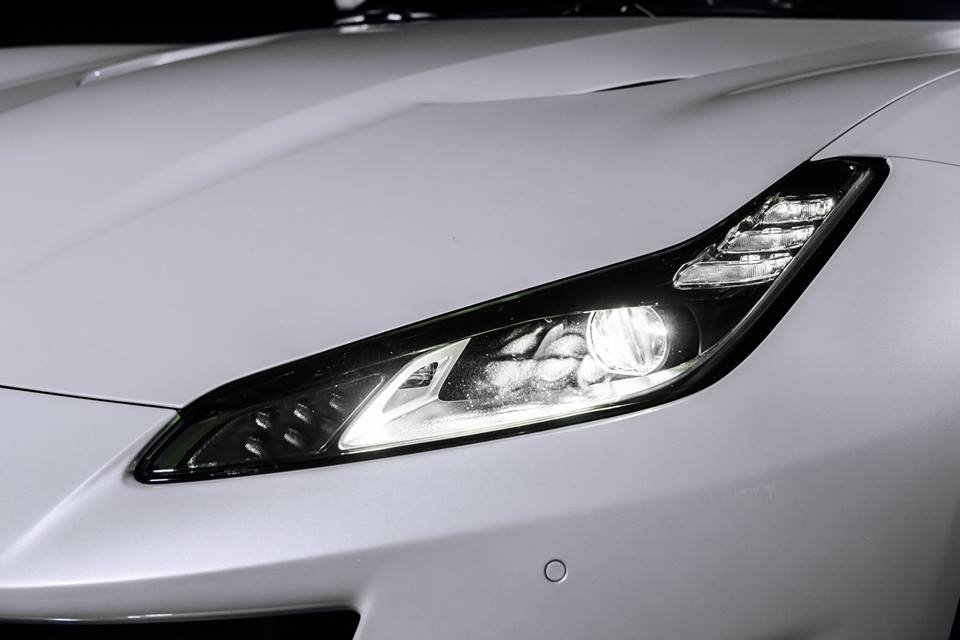 Nhờ đó, siêu xe mui trần nhà Ferrari chỉ mất khoảng thời gian 3,5 giây để có thể tăng tốc từ vị trí xuất phát lên 100 km/h trước khi đạt vận tốc tối đa 320 km/h. Nhờ đó, siêu xe mui trần nhà Ferrari chỉ mất khoảng thời gian 3,5 giây để có thể tăng tốc từ vị trí xuất phát lên 100 km/h trước khi đạt vận tốc tối đa 320 km/h.