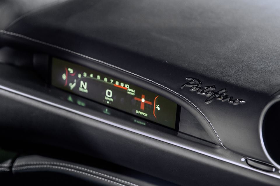 Chưa dừng lại đó, hãng siêu xe Ý còn trang bị màn hình thông tin trên bảng táp-lô phía trước ghế phụ hiện thị nhiều thông tin của xe. Chưa dừng lại đó, hãng siêu xe Ý còn trang bị màn hình thông tin trên bảng táp-lô phía trước ghế phụ hiện thị nhiều thông tin của xe.