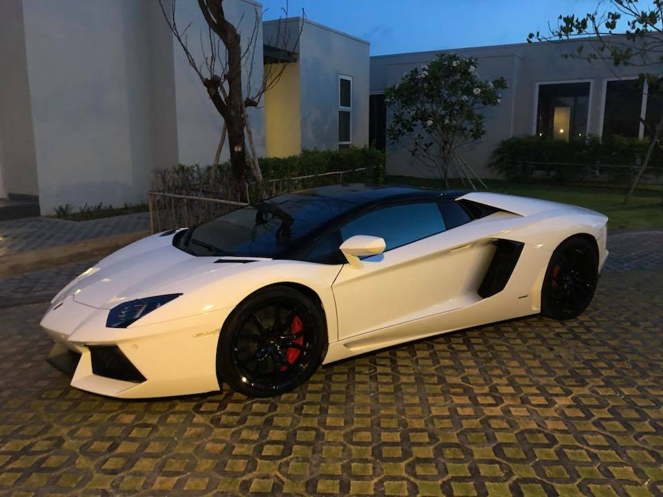 Lamborghini Aventador mui trần lúc mới về nước Lamborghini Aventador mui trần lúc mới về nước