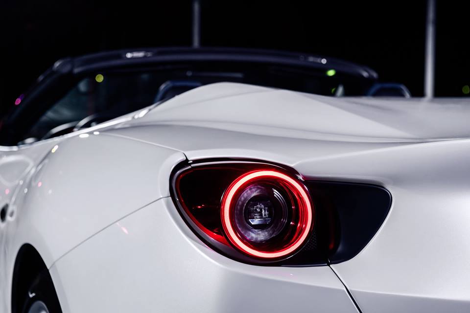 Siêu xe mui trần Ferrari Portofino được trang bị mui xếp cứng và chỉ mất khoảng thời gian từ 14 đến 16 giây để đóng hoặc mở mui. Mui cứng trên Ferrari Portofino vẫn có thể hoạt động ngay cả khi xe chạy, nhưng hãng siêu xe Ý khuyến cáo tốc độ xe dưới 50 km/h. Siêu xe mui trần Ferrari Portofino được trang bị mui xếp cứng và chỉ mất khoảng thời gian từ 14 đến 16 giây để đóng hoặc mở mui. Mui cứng trên Ferrari Portofino vẫn có thể hoạt động ngay cả khi xe chạy, nhưng hãng siêu xe Ý khuyến cáo tốc độ xe dưới 50 km/h.