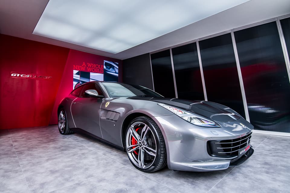 Ferrari Portofino được trình làng tại triển lãm Frankfurt diễn ra vào tháng 4 năm ngoái, mẫu xe này thay thế cho dòng California sau 10 năm tại vị với 2 phiên bản là tiêu chuẩn và California T. Tên gọi Portofino của siêu xe mui trần này được lấy từ một thành phố nhỏ nằm ở phía Tây Bắc nước Ý. Ferrari Portofino được trình làng tại triển lãm Frankfurt diễn ra vào tháng 4 năm ngoái, mẫu xe này thay thế cho dòng California sau 10 năm tại vị với 2 phiên bản là tiêu chuẩn và California T. Tên gọi Portofino của siêu xe mui trần này được lấy từ một thành phố nhỏ nằm ở phía Tây Bắc nước Ý.