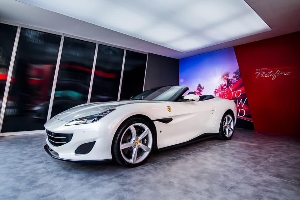 Ital Auto, đại lý chính thức của Ferrari tại Singapore, đã giới thiệu chiếc siêu xe mui trần Ferrari Portofino đến giới nhà giàu tại đảo quốc Sư Tử này. Hiện chưa rõ mức giá bán của mẫu siêu xe này tại thị trường Singapore, chỉ biết rằng, tại thị trường nước ngoài xe có giá bán 214.533 USD. Ital Auto, đại lý chính thức của Ferrari tại Singapore, đã giới thiệu chiếc siêu xe mui trần Ferrari Portofino đến giới nhà giàu tại đảo quốc Sư Tử này. Hiện chưa rõ mức giá bán của mẫu siêu xe này tại thị trường Singapore, chỉ biết rằng, tại thị trường nước ngoài xe có giá bán 214.533 USD.