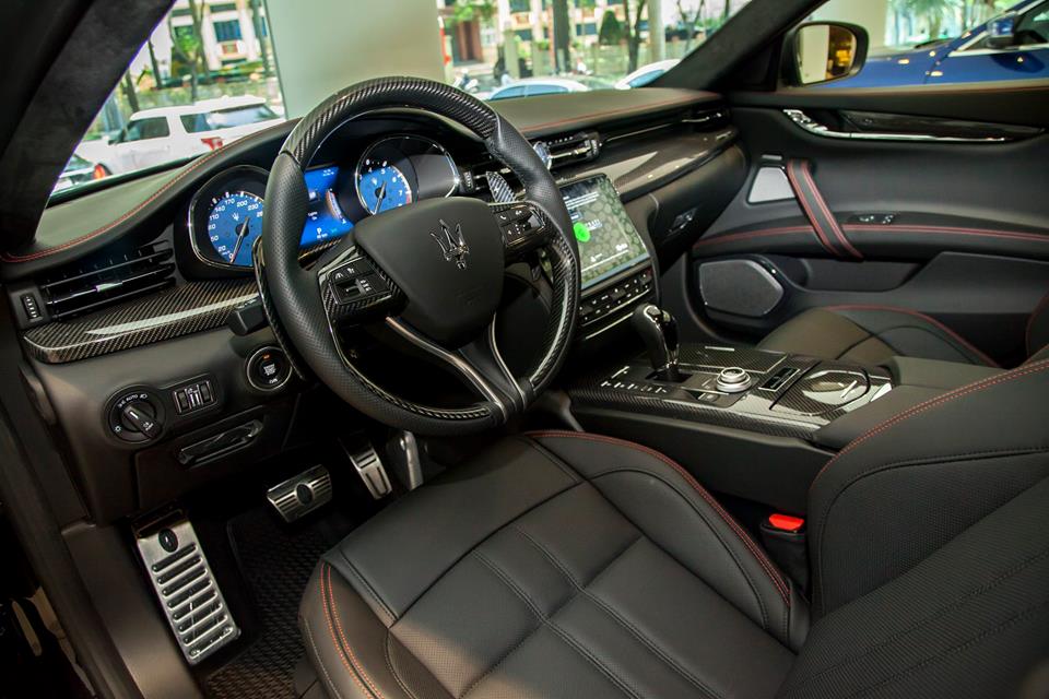 Tiến vào bên trong khoang lái chiếc Maserati Quattroporte GTS Gransport Nerissimo Edition độc nhất vô nhị tại thị trường Việt Nam có nội y bao phủ một màu đen tuyền. Tiến vào bên trong khoang lái chiếc Maserati Quattroporte GTS Gransport Nerissimo Edition độc nhất vô nhị tại thị trường Việt Nam có nội y bao phủ một màu đen tuyền.