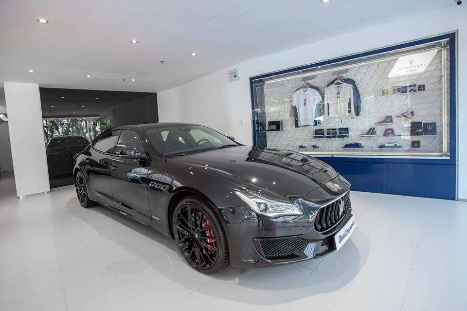 Trên toàn thế giới chỉ có đúng 50 chiếc Maserati Quattroporte GTS Gransport Nerissimo Edition được sản xuất. Hiện chưa rõ mức giá bán chính hãng của chiếc sedan hàng hiếm này, chỉ biết rằng, phiên bản Maserati Quattroporte GTS Gransport cũng đã có giá bán 10,5 tỷ Đồng.  Trên toàn thế giới chỉ có đúng 50 chiếc Maserati Quattroporte GTS Gransport Nerissimo Edition được sản xuất. Hiện chưa rõ mức giá bán chính hãng của chiếc sedan hàng hiếm này, chỉ biết rằng, phiên bản Maserati Quattroporte GTS Gransport cũng đã có giá bán 10,5 tỷ Đồng.