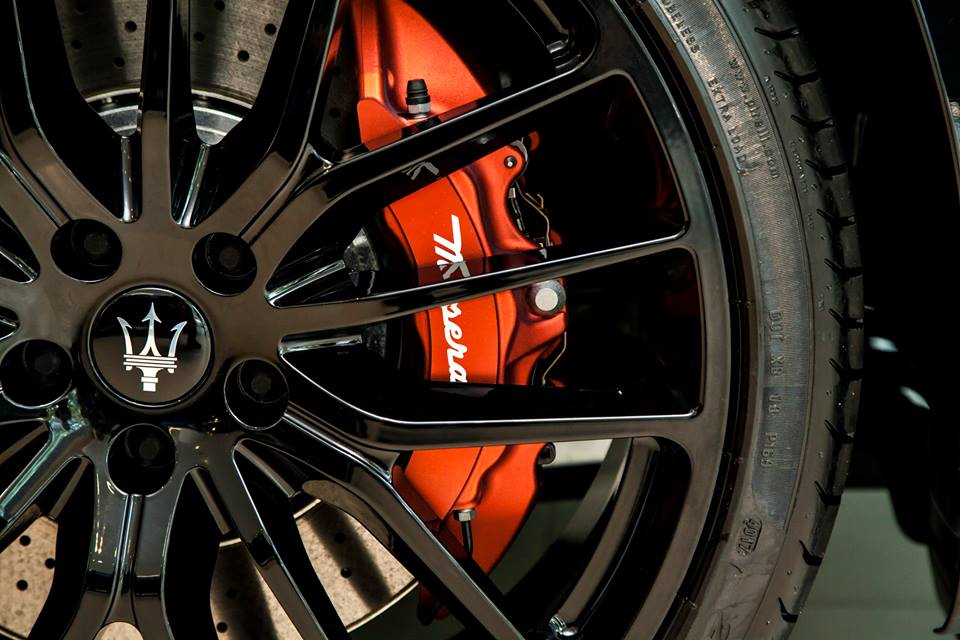 Điểm nhấn ở ngoại hình chiếc Maserati Quattroporte GTS Gransport Nerissimo Edition chính là cùm phanh sơn màu đỏ bắt mắt.  Điểm nhấn ở ngoại hình chiếc Maserati Quattroporte GTS Gransport Nerissimo Edition chính là cùm phanh sơn màu đỏ bắt mắt.