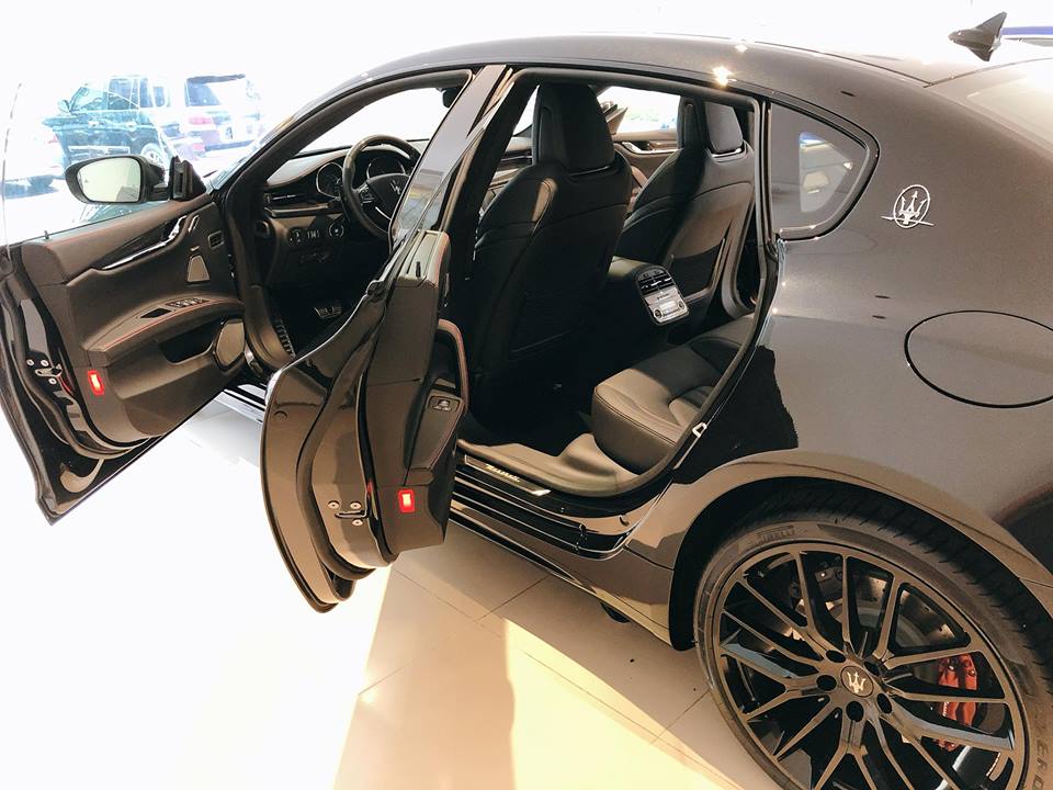 Nerissimo trong tiếng ý có nghĩa là đen, đó cũng chính là lý do vì sao chiếc Maserati Quattroporte GTS Gransport Nerissimo Edition xuất hiện tại Việt Nam có ngoại thất đen toàn thân. Ngoài màu đen bóng, chiếc sedan hàng hiếm còn có các chi tiết khác bằng sợi carbon bóng như lip cản trước, tay nắm cửa, vỏ gương và cột B. Nerissimo trong tiếng ý có nghĩa là đen, đó cũng chính là lý do vì sao chiếc Maserati Quattroporte GTS Gransport Nerissimo Edition xuất hiện tại Việt Nam có ngoại thất đen toàn thân. Ngoài màu đen bóng, chiếc sedan hàng hiếm còn có các chi tiết khác bằng sợi carbon bóng như lip cản trước, tay nắm cửa, vỏ gương và cột B.