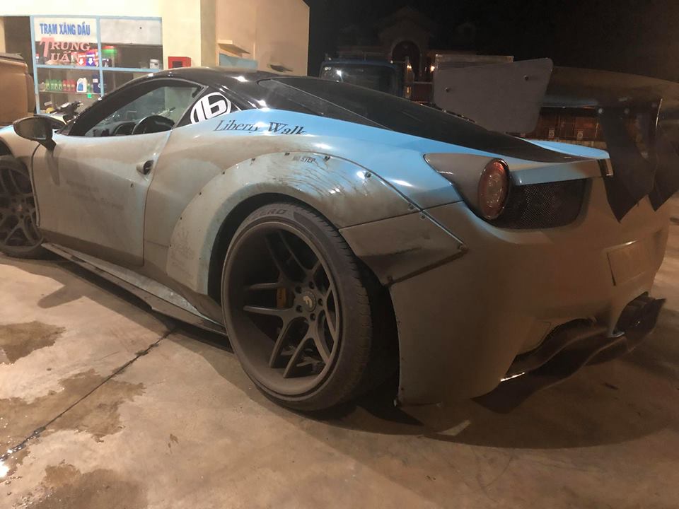Ferrari 458 Italia độ Liberty Walk pha màu xanh ngọc cùng bùn đất Ferrari 458 Italia độ Liberty Walk pha màu xanh ngọc cùng bùn đất