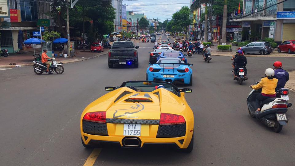 Siêu bò này nhanh chóng di chuyển cùng đoàn xe Car & Passion tại Gia Lai. Siêu bò này nhanh chóng di chuyển cùng đoàn xe Car & Passion tại Gia Lai.