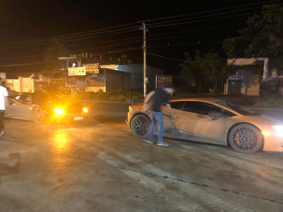Dàn siêu xe Car & Passion xếp hàng chuẩn bị đổ xăng. Trong ảnh là 2 kỳ phùng địch thủ Lamborghini Huracan LP610-4 và Ferrari 488 GTB. Dàn siêu xe Car & Passion xếp hàng chuẩn bị đổ xăng. Trong ảnh là 2 kỳ phùng địch thủ Lamborghini Huracan LP610-4 và Ferrari 488 GTB.