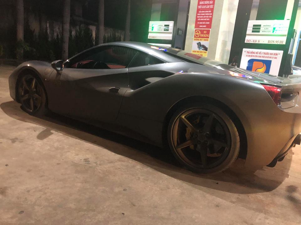 Một số chiếc siêu xe có ngoại thất lấm lem bùn đất. Một số chiếc siêu xe có ngoại thất lấm lem bùn đất.