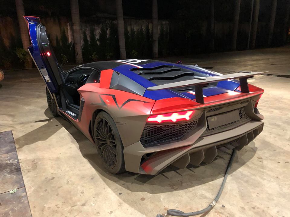 Ngoại thất chiếc Lamborghini Aventador SV của Minh Nhựa cũng dính khá nhiều bùn đất. Ngoại thất chiếc Lamborghini Aventador SV của Minh Nhựa cũng dính khá nhiều bùn đất.